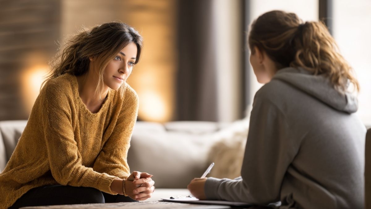 Woman speaking with a rehab counselor during an inpatient recovery consultation in a supportive therapy setting