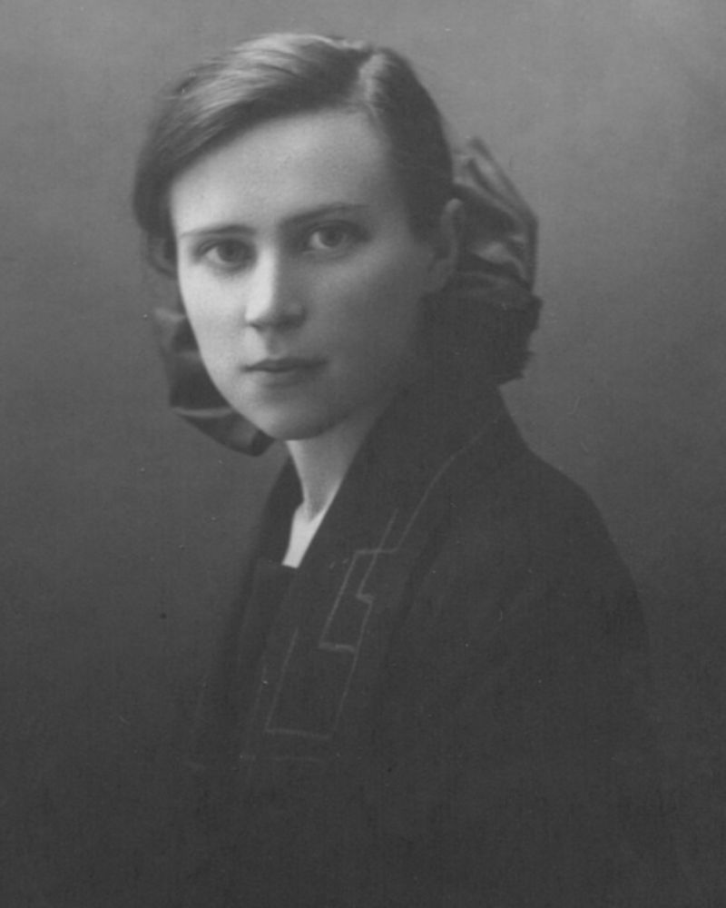 Portrait of psychologist Bluma Zeigarnik in 1921, whose research on memory and unfinished tasks led to the discovery of the Zeigarnik Effect. Portrait of psychologist Bluma Zeigarnik in 1921, whose research on memory and unfinished tasks led to the discovery of the Zeigarnik Effect.