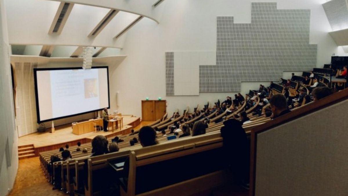 University students in a lecture hall, illustrating the psychology of becoming more independent in college.