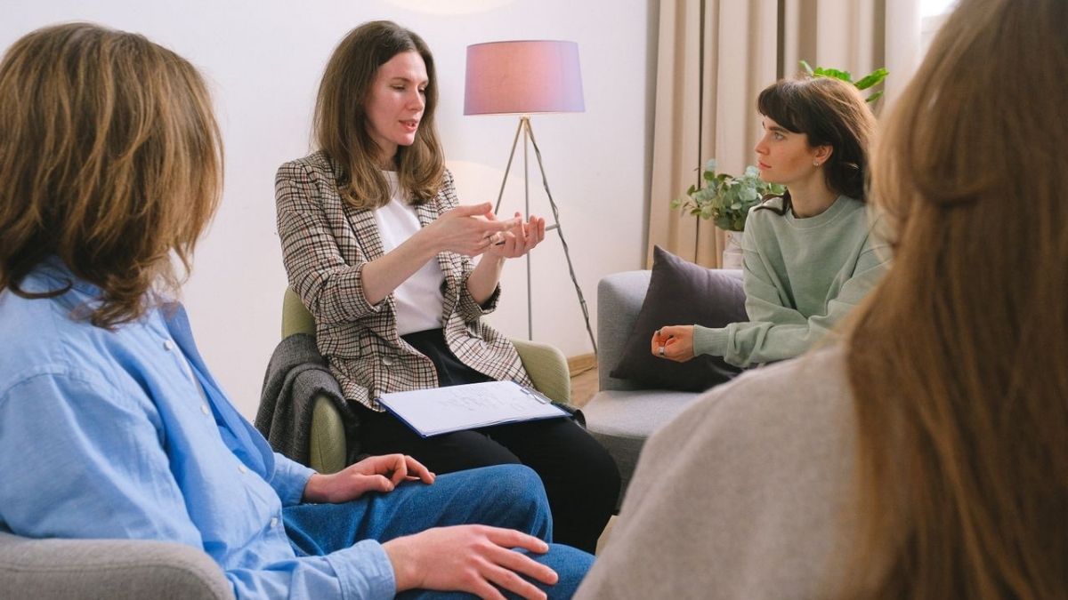 Therapist leading a group counseling session, illustrating the importance of evaluating treatment quality when choosing a rehab center. Therapist leading a group counseling session, illustrating the importance of evaluating treatment quality when choosing a rehab center.